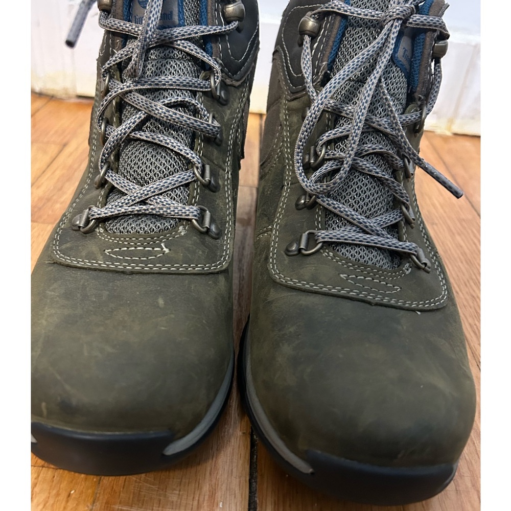 Timber dry Waterproof Timberland boots in a nice army green color.